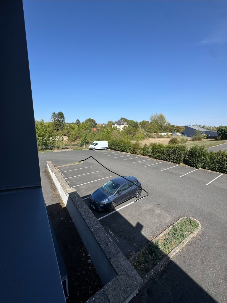Parking du cabinet à Bourges, 16 rue Isaac Newton : une fois entré, se garer sur l’une des 5 dernières places à gauche.
