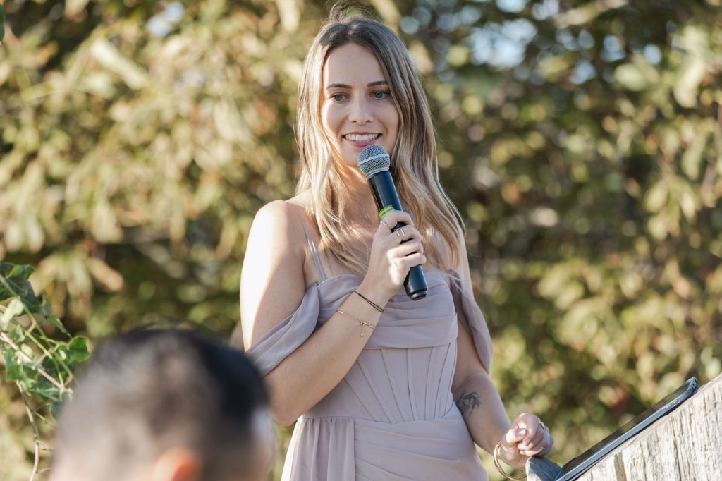 Mélissa lors d'une conférence, micro à la main