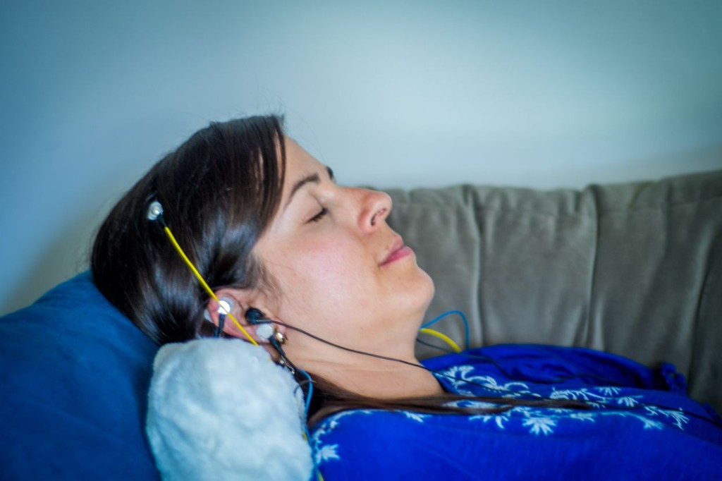 Femme en séance de neurofeedback, détendue avec des capteurs sur le crâne